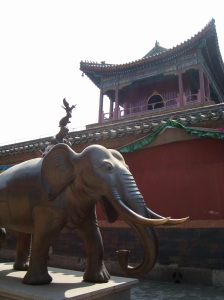 elefant im tempel in chengde